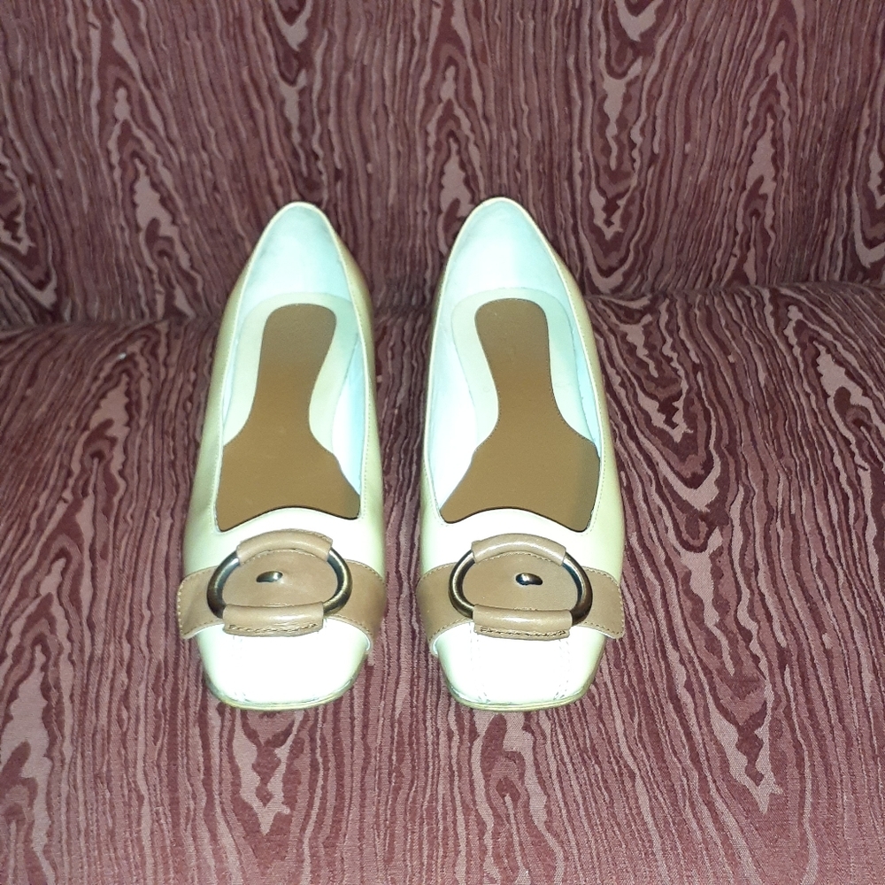 COLE HAAN FLATS/LOAFERS LIGHT YELLOW W/BROWN BRASS ACCENT HARDWARE WOMEN'S 8.5
